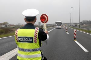 Slika PU_KZ/slike top vijesti/policajac_autocesta01.jpg